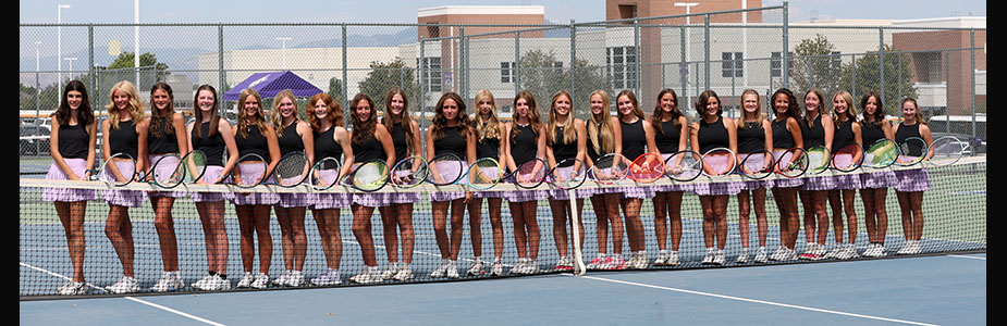 Picture of Girls tennis team in a line at the net