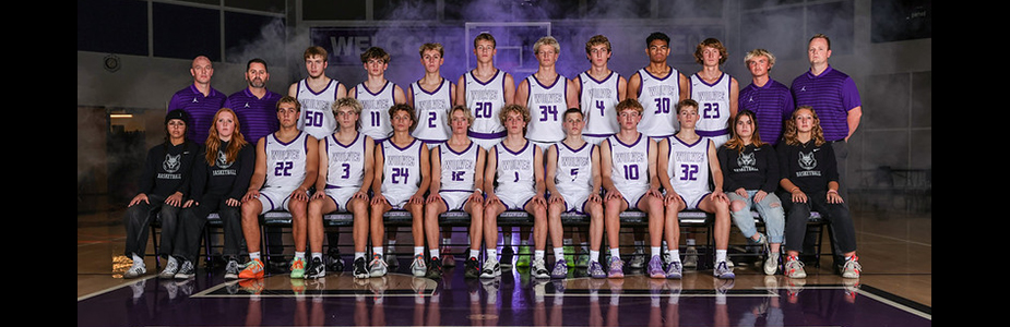 A group photo of the varsity boy's basketball team.