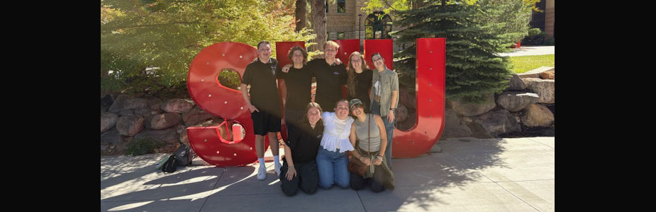 Picture of students in front of the SUU sign at Shakespeare Competition