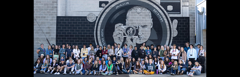 Group picture of students on a photography fieldtrip in front of the Dennis Hopper Mural